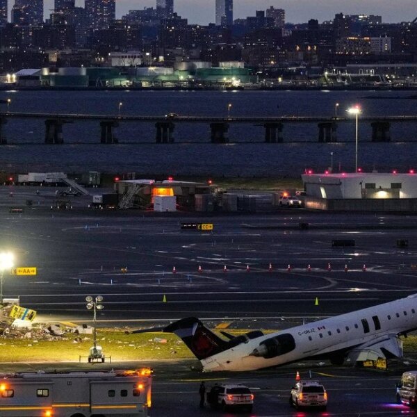 У Нью-Йорку літак врізався у пожежну машину: пілоти загинули, багато&hellip;