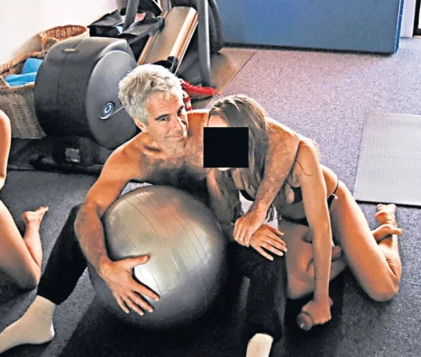 Епштейн «вербував моделей, схожих на підлітків», після арешту в 2008&hellip;