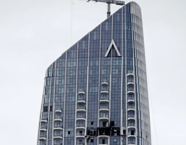 epa12814073 Вигляд пошкодженої частини вежі Dubai Creek Harbour Tower після того, як її збив іранський безпілотник у Дубаї, Об'єднані Арабські Емірати, 12 березня 2026 року. EPA/STRINGER