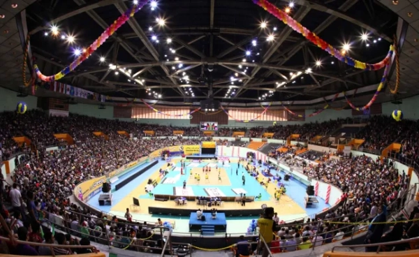 ТЕГЕРАН, ІРАН - 29 ВЕРЕСНЯ: Загальний вигляд критого стадіону «Азаді» під час матчу 3-го та 4-го етапів плей-оф 16-го чемпіонату Азії з волейболу серед чоловіків між Кореєю та Австралією на критому стадіоні «Азаді» 29 вересня 2011 року в Тегерані, Іран. (Фото Аміна Мохаммада Джамалі / Gallo Images / Getty Images)