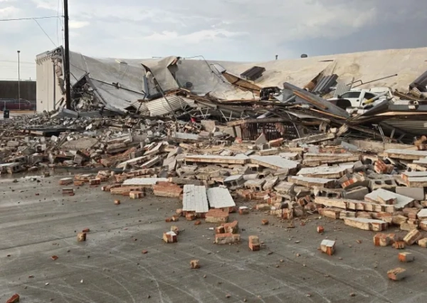 Торнадо готуються до обвалу в США. У Гарленді інтенсивні дощі вважають причиною обвалу конструкції комерційної будівлі в кварталі 2900 на Кінгслі-роуд. Близько 17:00 у середу аварійні бригади відреагували на повідомлення про те, що накопичення води призвело до обвалу даху. Сімом робітникам, які перебували всередині будівлі, вдалося безпечно евакуюватися, і влада підтвердила, що ніхто не постраждав. Фото: Пожежна служба Гарленда.