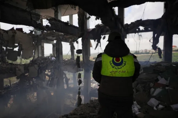 Працівник цивільного захисту стоїть біля руїн після ізраїльського удару по медичному центру, де, згідно з повідомленням ліванського державного інформаційного агентства з посиланням на Міністерство охорони здоров'я країни, загинуло кілька медичних працівників після ескалації між 