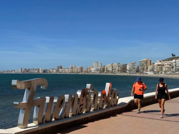 **ЗОБРАЖЕННЯ ЗАГАЛЬНОГО ВІДЕО З SOLARPIX.COM** **ПЛАТА ЗА ВИКОРИСТАННЯ ОНЛАЙН-СЛУЖБИ У ВЕЛИКОБРИТАНІЇ ЗА КОЖНЕ ЗОБРАЖЕННЯ: 1-ше 40,00 фунтів стерлінгів, 2-ге 20,00 фунтів стерлінгів, ВКЛЮЧАЮЧИ ВІДЕОЗНІМКИ. - БЕЗ ОБМЕЖЕННЯ ЦІНИ - ТАРИФИ ЗА ВІДЕО ЗА СТАНДАРТНИМИ ТАРИФАМИ** **ПОВНИЙ ТЕКСТ ВІД НАТАЛІЇ ПЕНЗА** -ТЕЛ.: +34 659 567 821** natypenza@gmail.com НОМЕР ВАКАНСІЇ: 23363 ASA/NPZ/ ДАТА: 01.03.2026 Підпис: Водія ТАКСІ заарештували на курорті Коста-Нью-Йорк за ймовірний напад на ірландського туриста за те, що той відригнув у його таксі. 65-річного потерпілого було доставлено до лікарні після отримання серйозних поранень голови та обличчя, коли його «вдарили кулаком об землю» під час жорстокого нападу у Фуенхіролі. Це фото: пляжне місто Фуенхірола **ОБОВ'ЯЗКОВО ВКАЗАТИ SOLARPIX.COM ЯК УМОВА ПУБЛІКАЦІЇ** **ПРАВА SOLARPIX - ПОШИРЕННЯ ПО ВСЬОМУ СВІТУ** **ТЕЛЕФОНУЙТЕ НАМ ЗА НОМЕРОМ: +34 609568865 ** електронна пошта: alert@solarpix.com