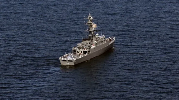 На цьому роздатковому фото, наданому Міністерством оборони Ірану 12 березня 2024 року, зображено (внизу) фрегат ВМС Ісламської Республіки Іран IRIS Dena (75) у морі під час спільних військово-морських навчань «Морський пояс безпеки 2024» між Іраном, Росією та Китаєм в Оманській затоці. Військові дії, які проводитимуться з 11 по 15 березня, спрямовані на «спільне забезпечення регіональної морської безпеки», йдеться у заяві, опублікованій Міністерством оборони Китаю на платформі соціальних мереж WeChat. Спільні навчання збігаються зі зростанням напруженості в регіоні, оскільки війна в Газі триває, а підтримувані Іраном повстанці-хусити в Ємені здійснили серію нападів на кораблі в Червоному морі. (Фото офісу іранської армії / AFP) / ВИКОРИСТАННЯ ОБМЕЖЕНО ДЛЯ РЕДАКЦІЙНИХ ЦІЛЬОВИХ ЦІН - ОБОВ'ЯЗКОВЕ ВКАЗІВКА 