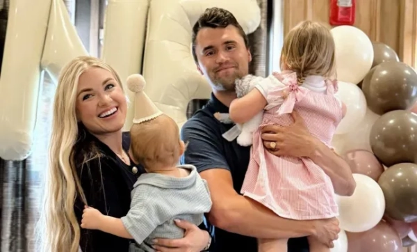 Чарлі Кірк та його дружина Еріка **На фото: charliekirk1776 16 тижнів Вчора ми святкували перший день народження нашого сина! Він приніс у наше життя безмежну кількість радості та сміху. Бути батьком – це неймовірний дар, який стає набагато кращим, бо я роблю це разом із @mrserikakirk. «Виховуй дитину на шляху, яким вона має йти, і навіть коли вона постаріє, вона не відступить від нього». Приповісті 22:6. Чарлі Кірк стріляв на мітингу консервативних студентів у Юті: На відео жахів видно, як зірку MAGA «вдарили в шию» https://www.instagram.com/p/DFtmFBeS3hu/?hl=en&img_index=1 https://www.instagram.com/p/DJrh6FLJ4FJ/?hl=en