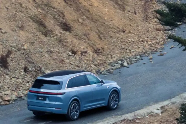 Порівняння світлотехніки: дальність та яскравість головної оптики Li Auto L7 2025 та…