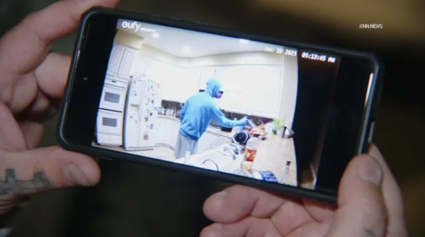 ВІДЕО ЛІЦЕНЗОВАНО СТРІНГЕРОМ - Включає захоплені фрагменти https://www.foxla.com/news/santa-clarita-roommate-accused-of-poisoning-roommates-spraying-food