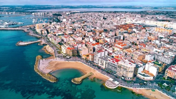 Повітряний, безпілотний вид піщаного пляжу, узбережжя Плайя-дель-Кура в іспанському курортному місті Торрев'єха влітку. Коста-Бланка. Іспанія. Концепція подорожей та туризму.