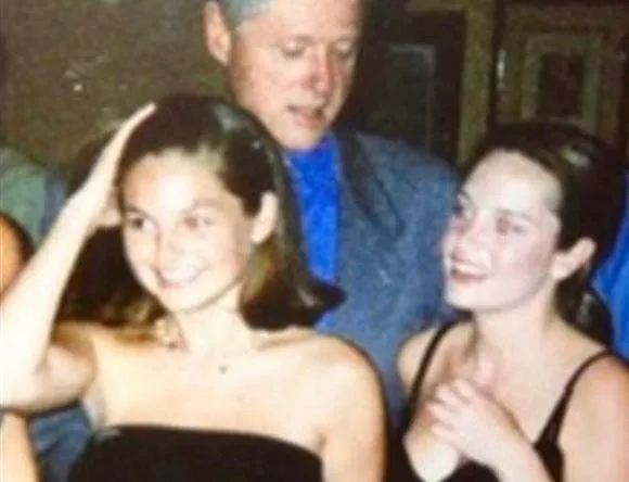 Колишній президент Клінтон 15596689 Мегін Келлі поділилася моторошним новим фото Білла Клінтона, на якому він виконує свої старі трюки, поки Гілларі скидають через Епштейна