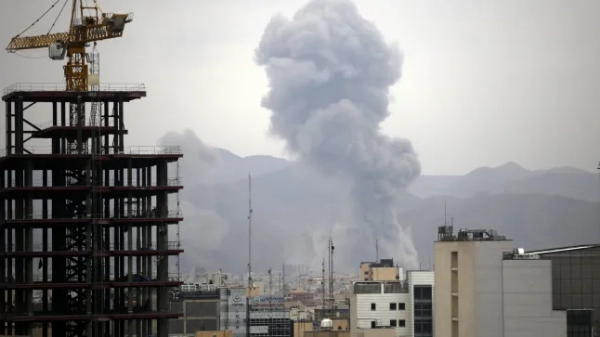 ТЕГЕРАН, ІРАН – 10 БЕРЕЗНЯ: Дим піднімається над житловими будівлями після нападу Ізраїлю на Тегеран, Іран, 10 березня 2025 року. Ізраїльська армія оголосила про нову хвилю нападів на Тегеран. (Фото Фатеме Бахрамі/Anadolu via Getty Images)