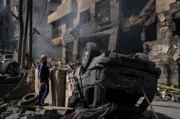 БЕЙРУТ, ЛІВАН – 13 БЕРЕЗНЯ: Сусіди перевіряють стан своїх автомобілів та інших речей у будівлі в районі, що постраждав від ізраїльських військ під час нічного авіаудару 13 березня 2026 року в районі Бачура в Бейруті, Ліван. Ізраїль продовжує свої повітряні та наземні наступи в Лівані після того, як «Хезболла», бойове угруповання в Лівані, що підтримується Іраном, запустило ракети по Ізраїлю, назвавши це помстою за спільну американо-ізраїльську війну проти Ірану. (Фото Адрі Салідо/Getty Images)