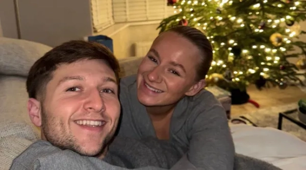 Люсі Гаррісон та Сем Літтлер на Різдво у своєму будинку в Воррінгтоні