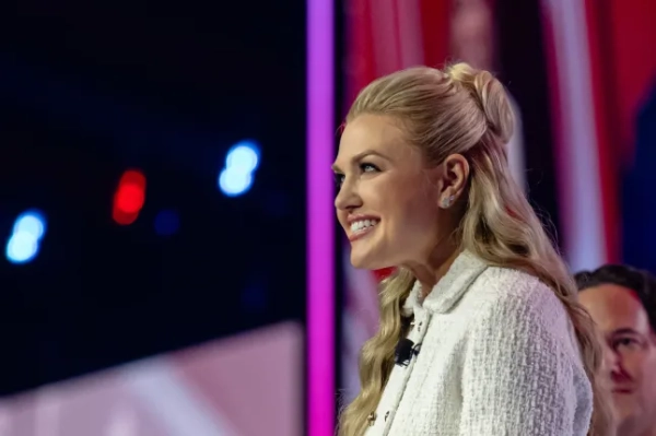 Еріка Кірк спостерігає за врученням студентських нагород під час AmericaFest 2025, що проводиться Turning Point USA, у суботу, 20 грудня 2025 року, у Фініксі. (Фото AP/Jon Cherry)