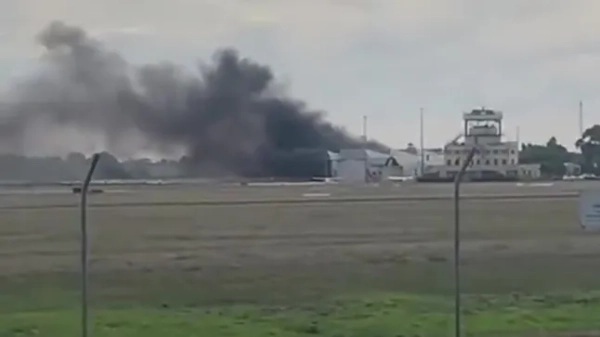 Літак впав на ангар аеропорту Парафілд, спричинивши пожежу, густий дим огорнув Аделаїду