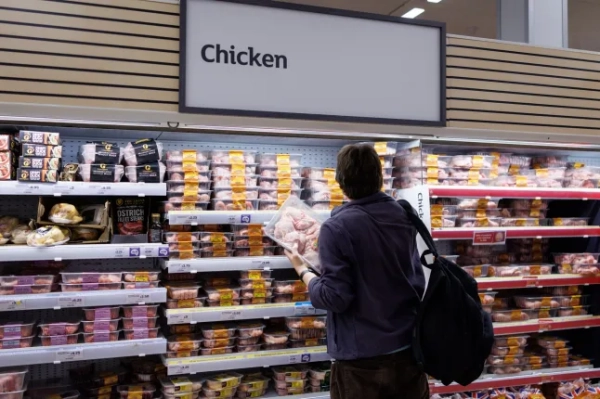 epa12893839 Люди купують куряче м'ясо у супермаркеті Lidl у Східному Лондоні, Велика Британія, 16 квітня 2026 року. Британські споживачі можуть зіткнутися з дефіцитом курятини, свинини та газованих напоїв на полицях супермаркетів цього літа, якщо Ормузька протока не відкриється знову через конфлікт між США, Ізраїлем та Іраном, що може призвести до дефіциту вуглекислого газу (CO2), необхідного харчовій промисловості. EPA/TOLGA AKMEN