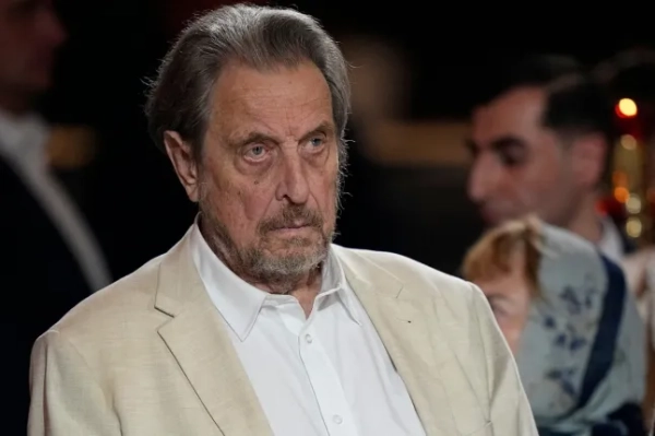 Еррол Маск, південноафриканський бізнесмен та батько Ілона Маска, відвідує православну великодню службу в Храмі Христа Спасителя в Москві, Росія, 12 квітня 2026 року. Олександр Земляниченко/Pool via REUTERS