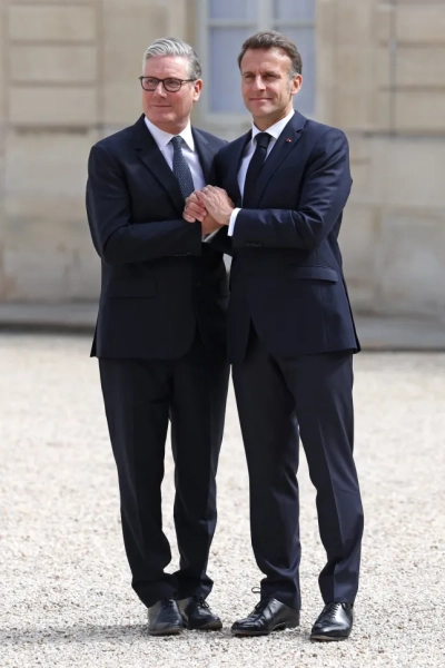 Президент Франції Еммануель Макрон вітає прем'єр-міністра Великої Британії Кіра Стармера перед двосторонніми переговорами та багатонаціональним віртуальним самітом у Єлисейському президентському палаці в Парижі, Франція, 17 квітня 2026 року. Том Ніколсон/Pool via REUTERS