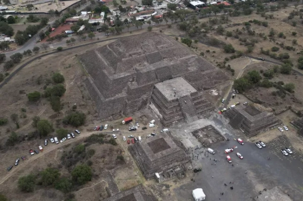 ТЕОТІУАКАН, МЕКСИКА – 20 КВІТНЯ: Вид з висоти пташиного польоту на Піраміду Місяця після стрілянини, в результаті якої загинула щонайменше одна людина, на археологічній ділянці Теотіуакан у Теотіуакані, Мексика, 20 квітня 2026 року. Канадський турист загинув, а кілька людей отримали поранення під час стрілянини на археологічній ділянці Теотіуакан, повідомила влада. (Фото Даніеля Карденаса/Anadolu via Getty Images)