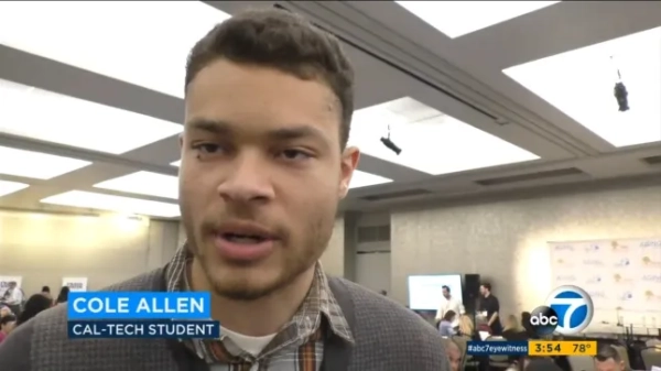 Будь ласка, дайте посилання на статтю, якщо використовуєте захоплення: https://abc7.com/post/aging-into-the-future-conference-brings-new-tech-to-help-seniors/1798540 На фото: Коул Томас Аллен з Торранса, Каліфорнія, підозрюється у стрільбі на вечері кореспондентів Білого дому. Тут його видно на відео 2017 року, де він демонструє гальма свого інвалідного візка. На конференції «Старіння в майбутньому», проведеній Службою для літніх людей Святого Варнави та Фондом Айснера, було запропоновано випробування продуктів, які можуть збагатити життя людей похилого віку. ~~~~~~~~~~~~ Президента Дональда Трампа та першу леді Меланію Трамп вивели з вечері кореспондентів Білого дому після того, як стрілець відкрив вогонь у ніч на 25 квітня 2026 року. Найбільша ніч року у Вашингтоні занурилася в хаос після того, як близько 20:15 у вестибюлі готелю Washington Hilton пролунали постріли. Президента та першу леді негайно доставили у безпечне місце, а за ними й членів кабінету міністрів.