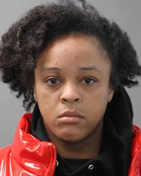 У п'ятницю, 24 квітня, жінку з Лонг-Айленда відірвало руку своєму хлопцеві динамітною шашкою після сварки та було засуджено за напад, повідомила влада. 35-річна Кейонна Вадделл кинула вибухівку в квартиру жертви в окрузі Саффолк 22 березня 2024 року, повідомила прокуратура округу Саффолк. За кілька годин до цього пара посварилася, і жертва пішла, наказавши Вадделл зробити те саме, повідомили слідчі. Пізніше він повернувся і припустив, що її немає, за словами прокурорів. Потім чоловік заснув, але прокинувся від шипіння і побачив полум'я на підлозі своєї спальні, повідомила влада. Він побачив те, що, на його думку, було динамітною шашкою. Спочатку, спробувавши загасити вибухівку, але не зумівши її загасити, жертва підняла її з наміром викинути на вулицю, повідомили прокурори. Однак потім вона вибухнула у нього в руці. 