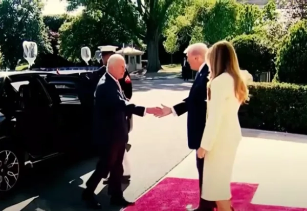 Король Чарльз і Дональд Трамп потискають один одному руки в Білому домі.