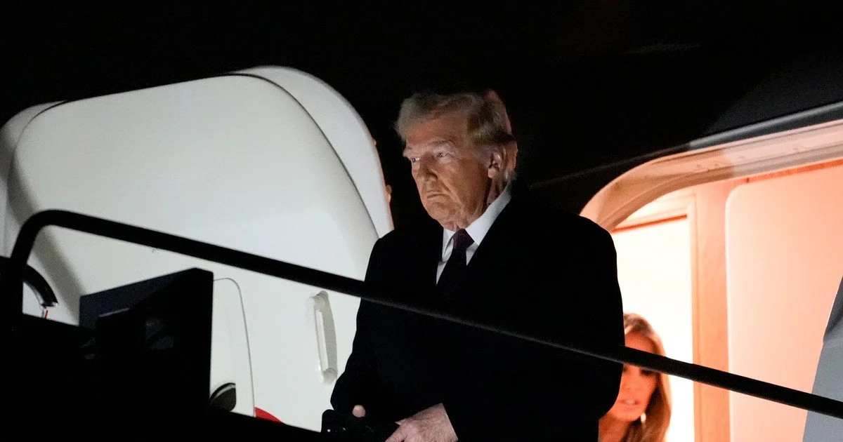 Дональд Трамп на трапі літака