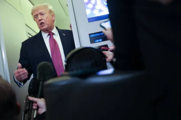 Президент США Дональд Трамп звертається до представників преси на борту літака Air Force One 17 квітня 2026 року, безпосередньо перед посадкою на об'єднаній базі Ендрюс, штат Меріленд.