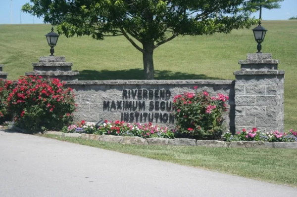 На фото: Вхід до установи максимального режиму Рівербенд (RMSI). Ребекці Лінн Проффітт висунуто звинувачення у контрабанді після того, як слідчі стверджують, що вона зізналася у контрабанді різних наркотиків у своїх геніталіях для ув'язненого у в'язниці. Слідчі повідомляють, що в понеділок увечері, 3 червня 2019 року, незадовго до 20:00, агенти Департаменту виправних установ Теннессі отримали повідомлення про те, що відвідувачка має захований пакет у своїх геніталіях, який під час сканування проходив у зоні контрольно-пропускного пункту установи максимального режиму Рівербенд на бульварі Кокрилл-Бенд у Нешвіллі. Підозрювана, ідентифікована як 29-річна Ребекка Лінн Проффітт, передала пакет, загорнутий у чорну стрічку, співробітникам в'язниці, поки вона перебувала в кімнаті для обшуку. Агент відкрив пакет і знайшов 41 грам марихуани, 12 смужок бупренорфіну, близько 20,8 грама розсипного тютюну та близько 45,5 грама метамфетаміну.