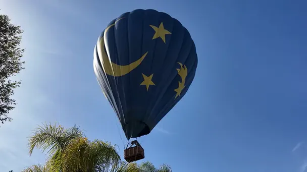 У Каліфорнії повітряна куля з 13 пасажирами здійснила екстрену посадку на приватному подвір’ї. 