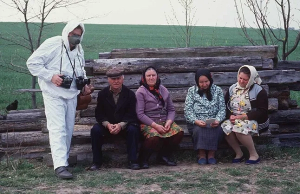 НАРОДИТЧІ, УКРАЇНА, СРСР - КВІТЕНЬ 1990: Фотограф Войтек Ласкі в забрудненому селі Народичі неподалік від Києва з селянами, які не послухалися офіційної заборони та повернулися до своїх домівок. Народичі сильно постраждали від найгіршої у світі цивільної ядерної катастрофи на Чорнобильській атомній електростанції. Село Народичі, Україна, СРСР, квітень 1990 року. (Фото Laski Diffusion/Getty Images)