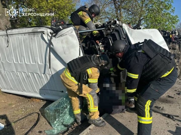 Російський дрон атакував авто в Херсоні: ДСНС публікує шокуючі кадри