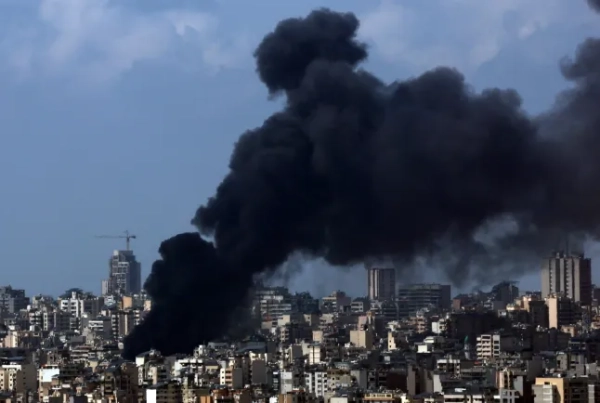 epa12875207 Дим піднімається після авіаудару Ізраїлю по південних передмістях Бейрута, Дахія, Ліван, 8 квітня 2026 року. Ізраїль здійснив масштабний саперний наступ на кілька об'єктів по всьому Лівану, багато з них завдали ударів по центральному Бейруту через день після того, як Сполучені Штати та Іран домовилися про припинення вогню, щоб припинити воєнні дії між двома країнами. У своїй заяві уряд Ізраїлю оголосив, що припинення вогню не поширюється на Ліван, і вони продовжуватимуть атакувати об'єкти 