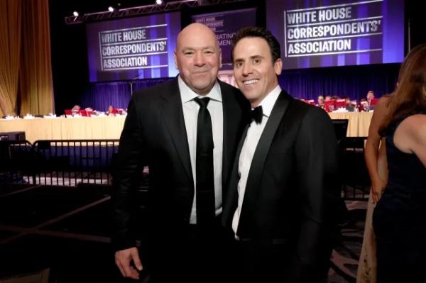 ВАШИНГТОН, ОКРУГ КОЛУМБІЯ – 25 КВІТНЯ: (Зліва направо) Дана Вайт та Оз Перлман присутні на вечері кореспондентів Білого дому, яку проводить менталіст Оз Перлман, у готелі Washington Hilton 25 квітня 2026 року у Вашингтоні, округ Колумбія. (Фото Кевіна Мазура/Getty Images для OP)