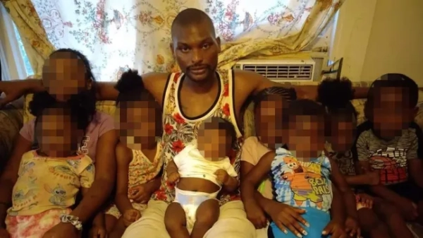 Шамар Елкінс та його дружина Шенейква Елкінс зі своїми дітьми.