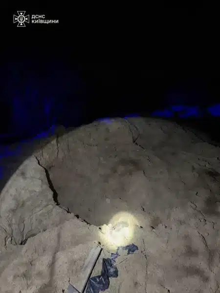 На Київщині загинув 11-річний хлопчик. Дитину засипало піском