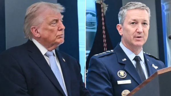 Дональд Трамп і генерал Ден Кейн стоять разом.