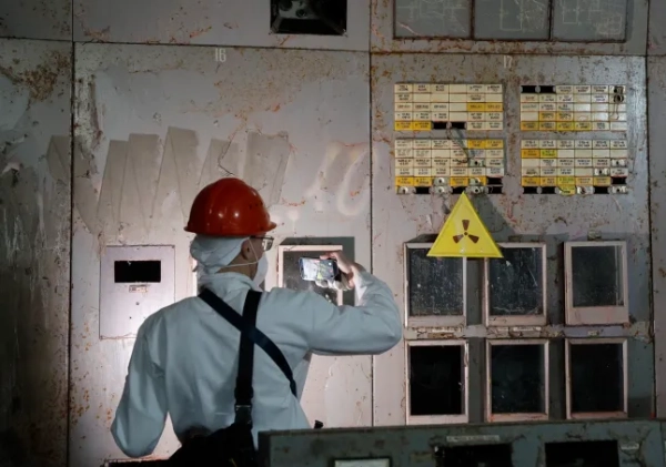 epa12910986 Відвідувач у диспетчерській четвертого реактора Чорнобильської атомної електростанції, Чорнобиль, Україна, 23 квітня 2026 року (опубліковано 24 квітня 2026 року). 26 квітня 2026 року Україна відзначатиме 40-ту річницю Чорнобильської катастрофи. Вибух четвертого реактора Чорнобильської атомної електростанції рано вранці 26 квітня 1986 року досі вважається найгіршою ядерною катастрофою на сьогоднішній день. EPA/СЕРГІЙ ДОЛЖЕНКО