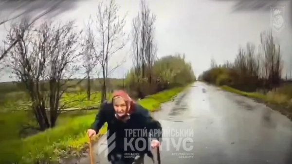 Робот із запискою «Бабусю, сідай!» врятував літню жінку від російських&hellip;