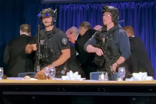 Президента США Дональда Трампа виводять з кімнати після того, як чоловік відкрив вогонь з рушниці по співробітниках служби безпеки біля її зали під час щорічної вечері Асоціації кореспондентів Білого дому у Вашингтоні, округ Колумбія, США, 25 квітня 2026 року, на цьому стоп-кадрі з відео. REUTERS/Bo Erickson ЦЕ ЗОБРАЖЕННЯ БУЛО ОБРОБЛЕНО REUTERS ДЛЯ ПОКРАЩЕННЯ ЯКОСТІ, НЕОБРОБЛЕНА ВЕРСІЯ НАДАНА ОКРЕМО.