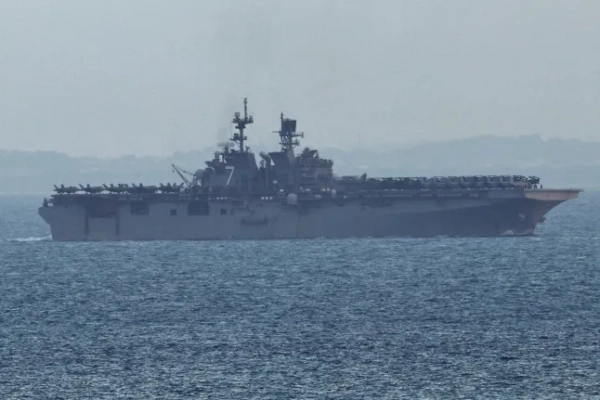 Десантний корабель ВМС США «Триполі» (LHA-7) увійшов у Сінгапурську протоку на тлі американо-ізраїльського конфлікту з Іраном, видно з Сінгапуру, 17 березня 2026 року. REUTERS/Edgar Su REFILE - ОНОВЛЕННЯ, ЩОБ ВИПРАВИТИ «ПРОТОКИ» НА «ПРОТОКА»