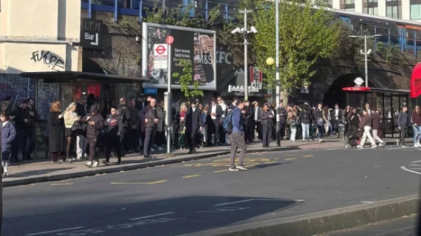 Страйк у черзі на автобус з метро Ватерлоо, багато миль, 22 квітня