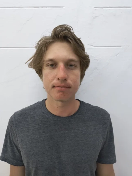 Американський турист, який наразив на небезпеку найізольованіше плем'я у світі, нібито здійснивши незаконну висадку на віддаленому острові та залишивши банку коли, є амбітним туристичним лідером, який провів час зі озброєним Талібаном в Афганістані. Михайла Вікторовича Полякова заарештували на Андаманських і Нікобарських островах в Індії після того, як він нібито здійснив незаконну та несанкціоновану висадку в племінному заповіднику на острові Північний Сентінел. 24-річний Поляков регулярно публікує свої пригоди на YouTube під ніком Neo-Orientalist, що є прямим посиланням на концепцію неоорієнталізму – те, як західні країни часто зображують ісламський світ у стереотипному та негативному ключі.