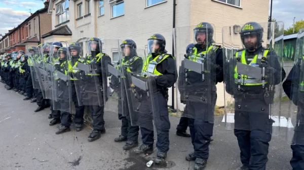 W8media. w8media Протест на головній вулиці Епсома. Сьогодні в Епсоні натовпи збираються та йдуть до ратуші. На головній вулиці спалахує хаос, коли протестувальники закидають поліцію яйцями біля кількох готелів у місті Епсом у графстві Суррей. Дивіться статтю для отримання додаткової інформації. 20/04/2026.