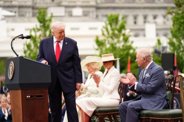 Король Карл III аплодує після того, як президент США Дональд Трамп повернувся до нього, виголошуючи промову під час урочистої зустрічі Чарльза та королеви Камілли на південній галявині Білого дому, Вашингтон, округ Колумбія, на другий день державного візиту до США. Дата фото: вівторок, 28 квітня 2026 року. Фото PA. Автор фото: Aaron Chown/PA Wire.