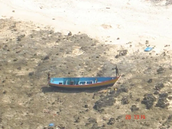 Це рідкісне фото, зроблене з гелікоптера Індійською береговою охороною, показує членів племені Сентінельців, які йдуть по човну, що належить двом рибалкам, які загинули 26 січня 2006 року, коли забрели на острів Північний Сентінель на Андаманських і Нікобарських островах. Сентінельці, плем'я донеоліту, є одним з останніх племен кам'яної доби, яке чинило опір будь-яким контактам із сучасним світом.