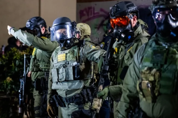 Обов'язкове джерело: Фото Бенджаміна Хансона/ZUMA Press Wire/Shutterstock (16807474l) Агенти Прикордонної служби США тримають лінію проти протестувальників під час протесту проти ICE біля будівлі Імміграційної та митної служби в суботу, 28 березня 2026 року в Портленді, штат Орегон. No Kings 3 Portland ICE Facility, Орегон, США - 28 березня 2026 року