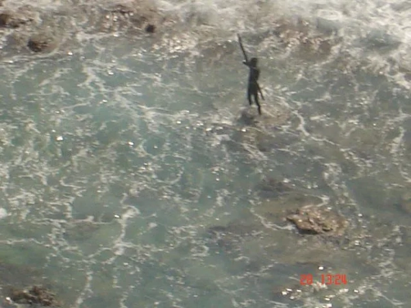 Це рідкісне фото, зроблене з гелікоптера Індійською береговою охороною, показує сентінельців, які на острові Північний Сентінель на Андаманських і Нікобарських островах цілилися з лука та стріл у гелікоптер. Сентінельці, плем'я донеоліту, є одним з останніх племен кам'яної доби, яке чинило опір будь-яким контактам із сучасним світом.