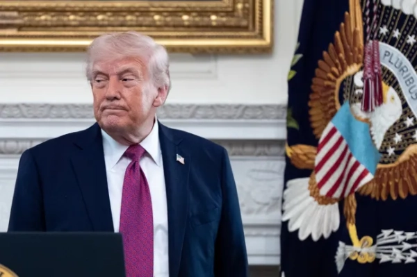 Президент Дональд Трамп йде після виступу на заході для чемпіонів NCAA у державній їдальні Білого дому у вівторок, 21 квітня 2026 року, у Вашингтоні. (Фото AP/Алекс Брендон)