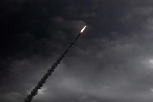 На цьому фото роздаткового матеріалу армії США, опублікованому відділом зв'язків з громадськістю Центрального командування США, американські війська проводять операції протиповітряної оборони в зоні відповідальності Центрального командування США під час операції «Епічна лють» 2 квітня 2026 року. США та Ізраїль завдали хвилі ударів по цілях в Ірані 28 лютого, що викликало швидку відповідь з боку Ісламської республіки, яка відповіла ракетними атаками по всьому регіону. (Фото АРМІЇ США / AFP через Getty Images) / ВИКОРИСТАННЯ ОБМЕЖЕНО ДЛЯ РЕДАКЦІЙНИХ ЦІЛЕЙ - ОБОВ'ЯЗКОВЕ ЗАЯВЛЕННЯ 