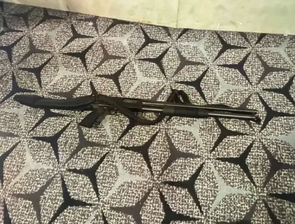 Це та сама рушниця, яку, як повідомляють кореспонденти Білого дому? Стрілець Коул Аллен нібито прокрався до готелю Washington Hilton у суботу ввечері, намагаючись убити президента Трампа та високопоставлених членів його адміністрації. Аллен, ймовірно, розмахував Mossberg Maverick 12-го калібру, коли кинувся до охорони на гала-вечері у Вашингтоні в суботу ввечері.